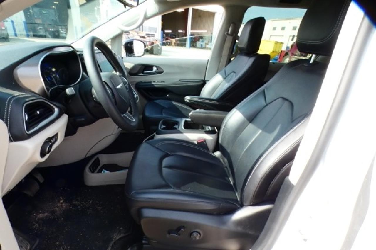 2024 Chrysler Pacifica Touring-L FWD w/Htd Leather, BUC - Photo #11