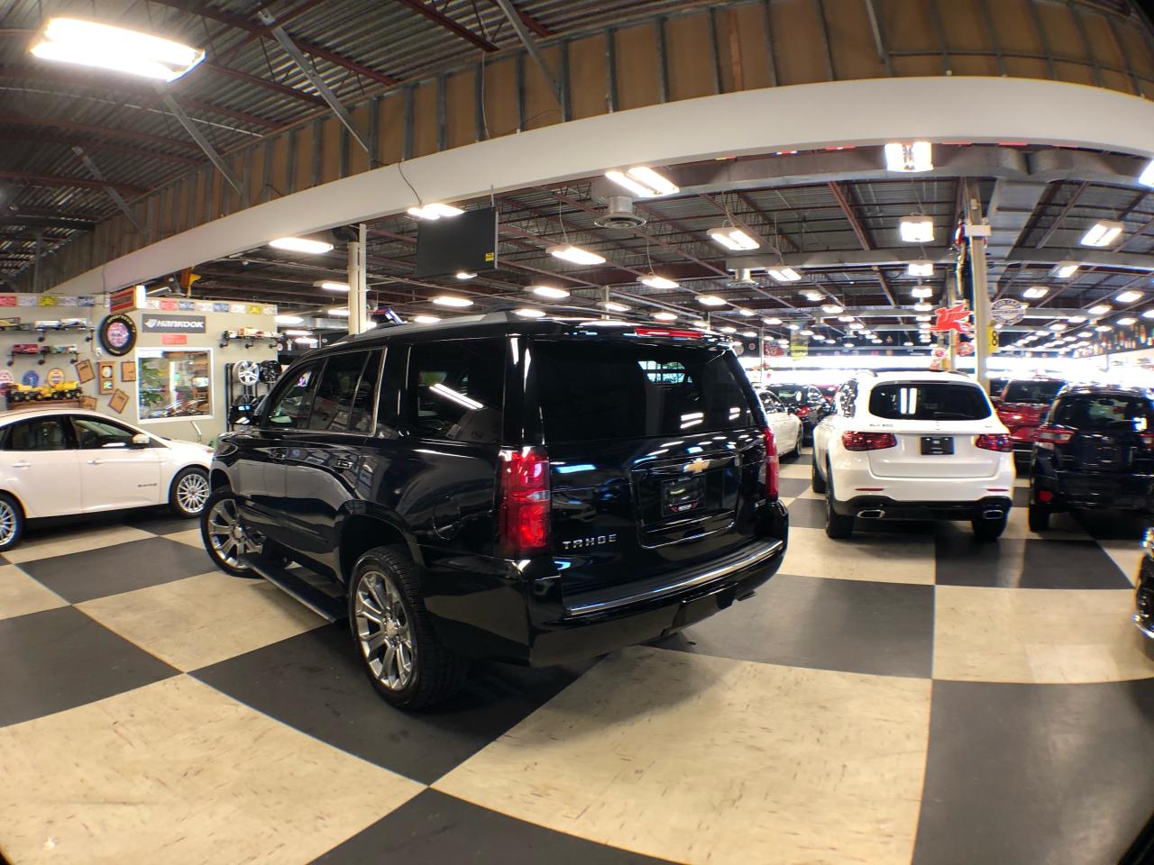 2017 Chevrolet Tahoe PREMIER 7 PASS 4WD LEATHER SUNROOF NAVI CAMERA Photo4