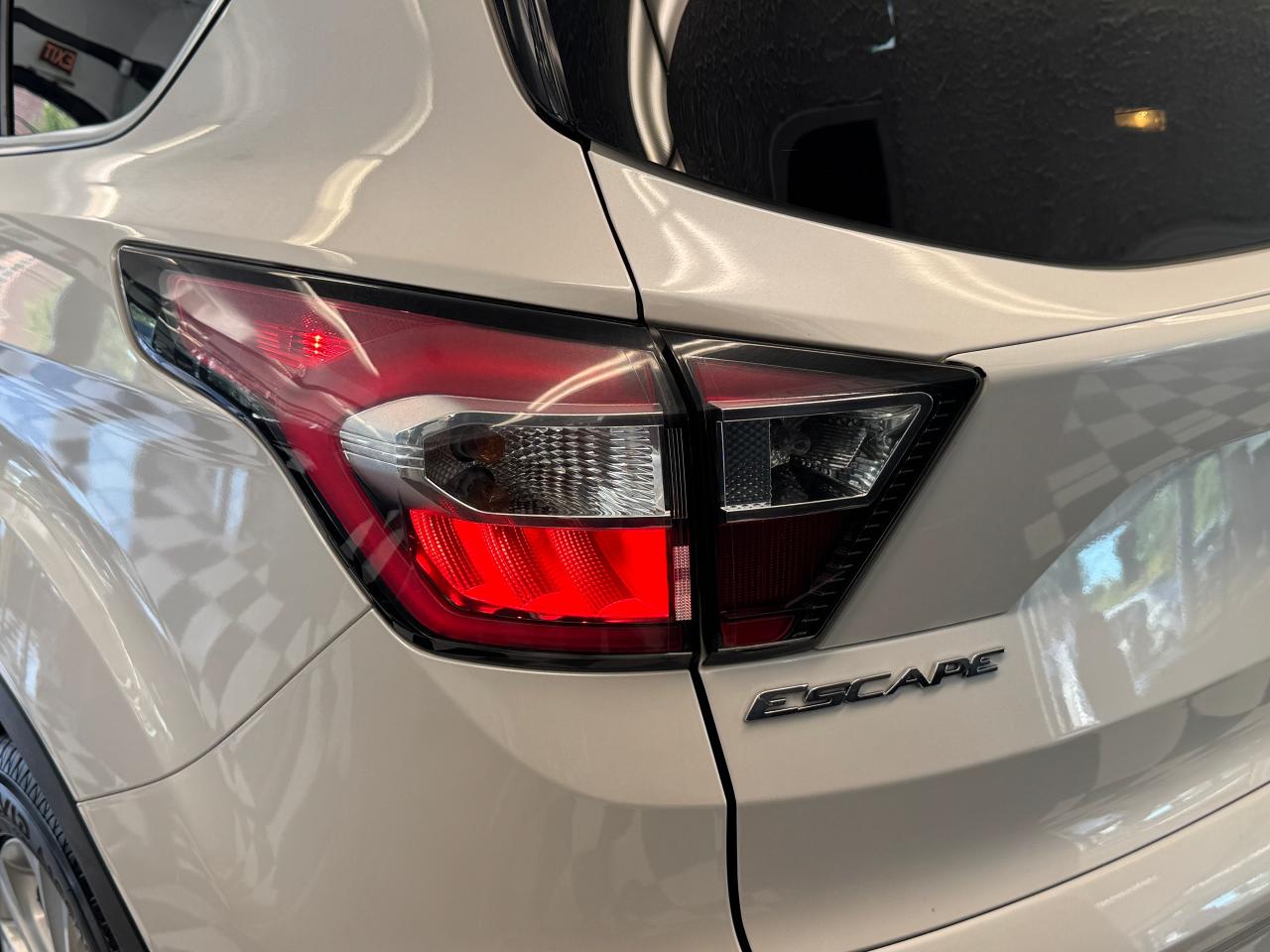 2018 Ford Escape SEL 4WD+Leather+Roof+ApplePlay+GPS+CLEAN CARFAX Photo118