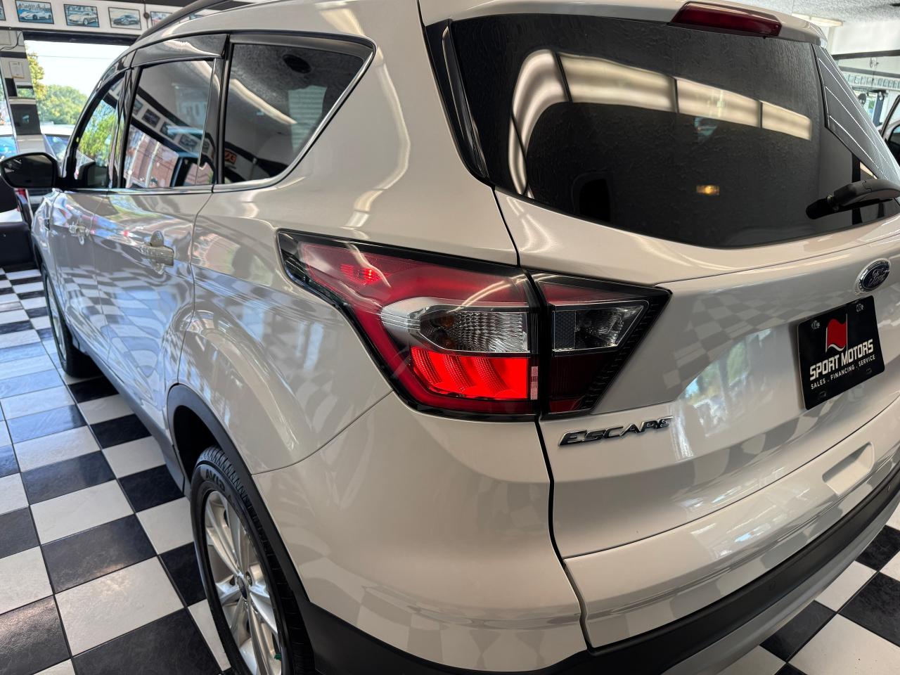 2018 Ford Escape SEL 4WD+Leather+Roof+ApplePlay+GPS+CLEAN CARFAX - Photo #38