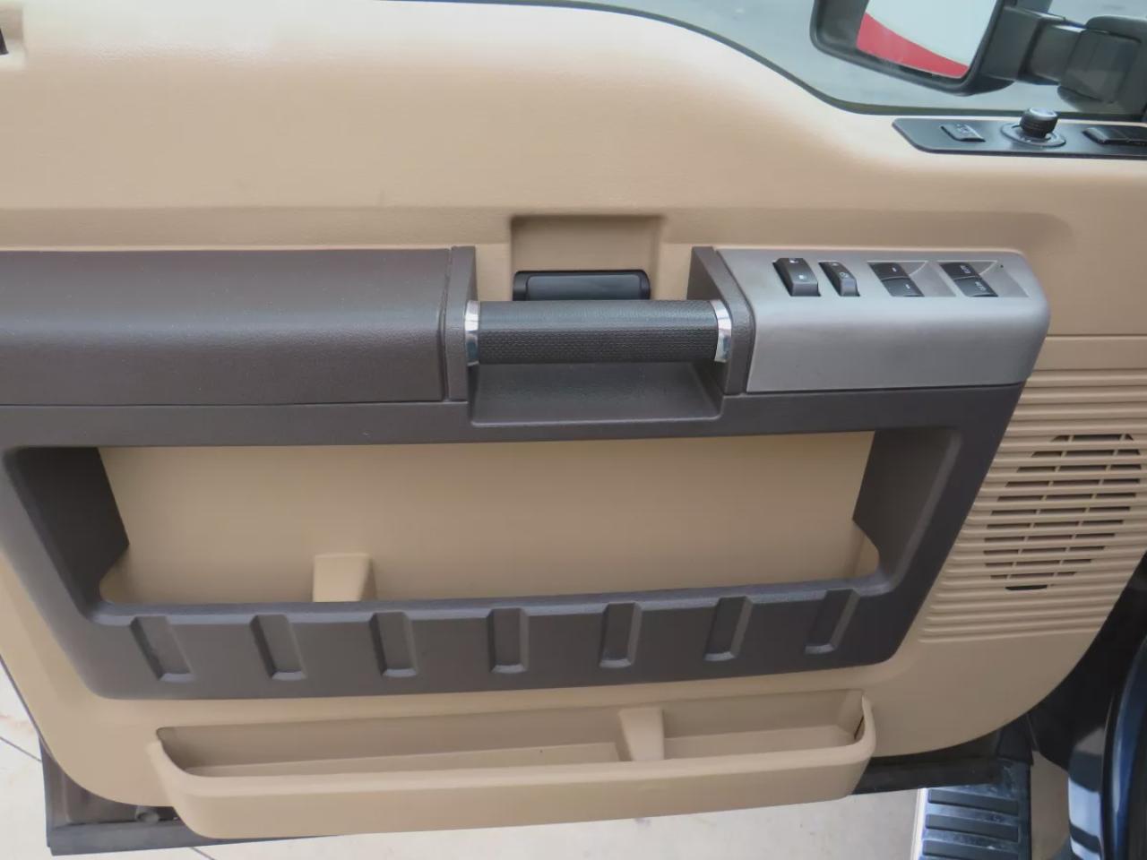 2015 Ford F-250 Super Duty SRW Lariat (**LOW KM!!**SAFETY/CERTIFIED**EXCELLENT CONDITION!!**DIESEL!!**RUNNING BOARDS**TOW HITCH**ALLOY RIMS**LEATHER**LOADED!!**HEATED SEATS**REVERSE CAMERA**CRUISE CONTROL**BLUETOOTH**) Photo