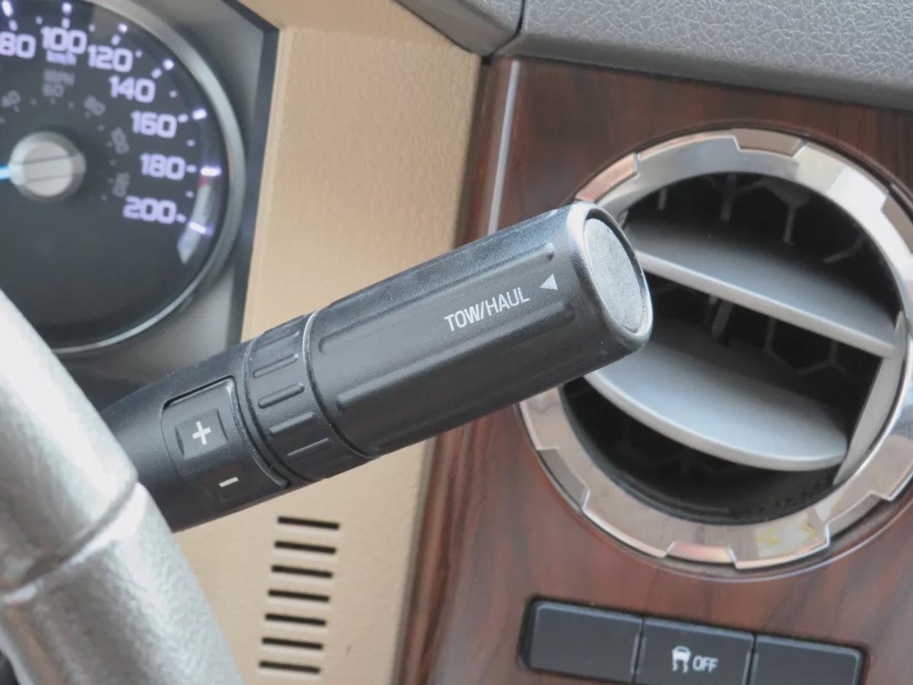 2015 Ford F-250 Super Duty SRW Lariat | Low Km | Safety Certified | Excellent Condition | Diesel | Running Boards | Tow Hitch | Alloy Rims | Leather | Loaded!! | Heated Seats | Reverse Camera | Cruise Control | Bluetooth | Photo