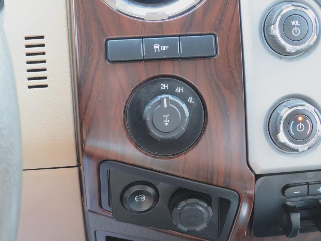 2015 Ford F-250 Super Duty SRW Lariat (**LOW KM!!**SAFETY/CERTIFIED**EXCELLENT CONDITION!!**DIESEL!!**RUNNING BOARDS**TOW HITCH**ALLOY RIMS**LEATHER**LOADED!!**HEATED SEATS**REVERSE CAMERA**CRUISE CONTROL**BLUETOOTH**) Photo