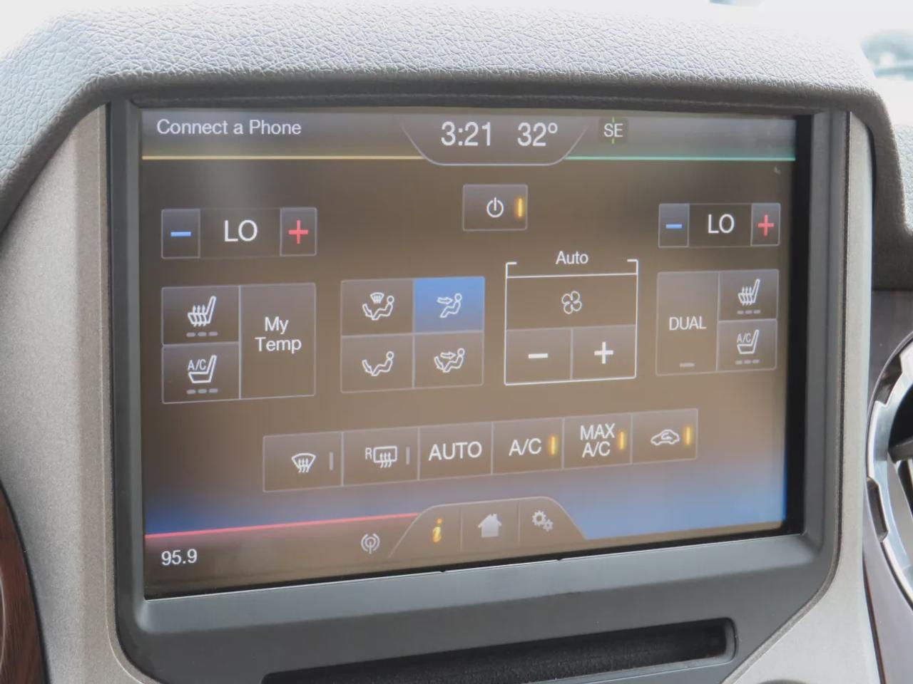 2015 Ford F-250 Super Duty SRW Lariat | Low Km | Safety Certified | Excellent Condition | Diesel | Running Boards | Tow Hitch | Alloy Rims | Leather | Loaded!! | Heated Seats | Reverse Camera | Cruise Control | Bluetooth | Photo