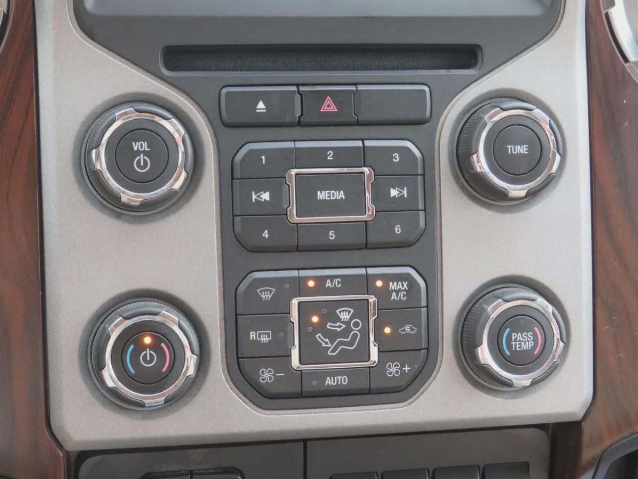 2015 Ford F-250 Super Duty SRW Lariat (**LOW KM!!**SAFETY/CERTIFIED**EXCELLENT CONDITION!!**DIESEL!!**RUNNING BOARDS**TOW HITCH**ALLOY RIMS**LEATHER**LOADED!!**HEATED SEATS**REVERSE CAMERA**CRUISE CONTROL**BLUETOOTH**) Photo