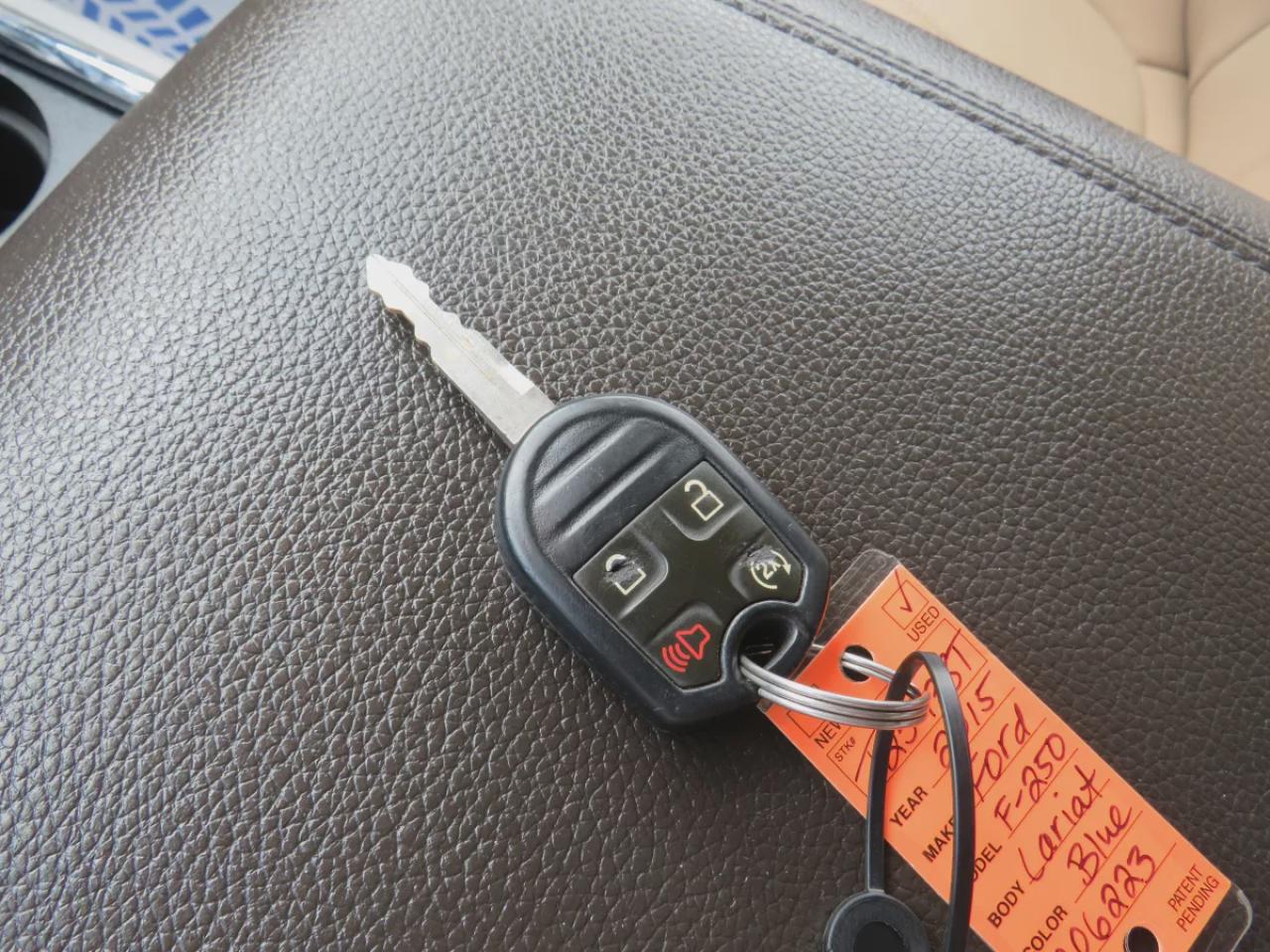 2015 Ford F-250 Super Duty SRW Lariat (**LOW KM!!**SAFETY/CERTIFIED**EXCELLENT CONDITION!!**DIESEL!!**RUNNING BOARDS**TOW HITCH**ALLOY RIMS**LEATHER**LOADED!!**HEATED SEATS**REVERSE CAMERA**CRUISE CONTROL**BLUETOOTH**) Photo