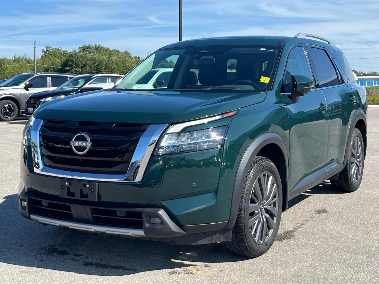 2023 Nissan Pathfinder SL 4WD Photo2