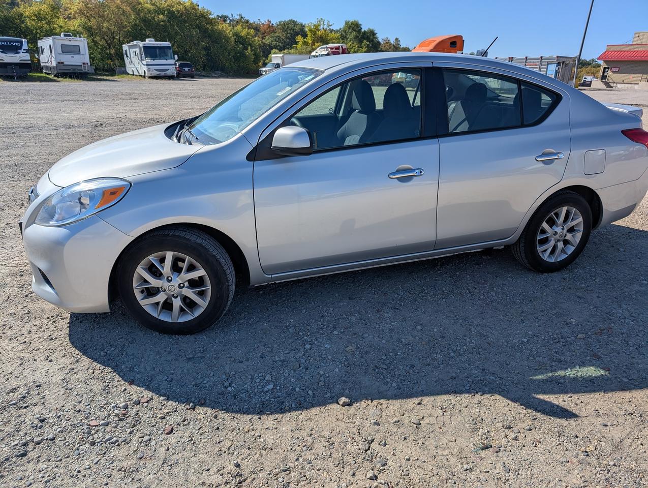 2014 Nissan Versa SL Photo1