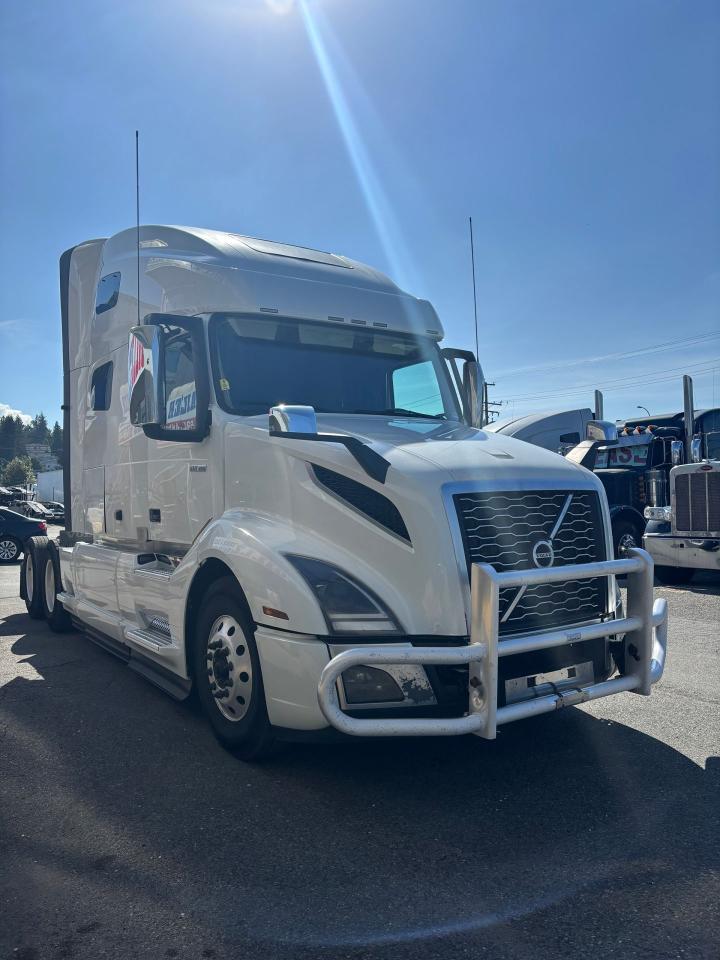 2021 Volvo VNL64T 760 - Photo #2