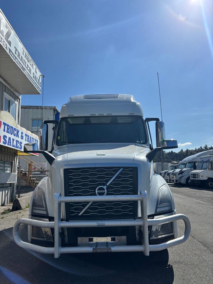 2021 Volvo VNL64T 760 - Photo #3