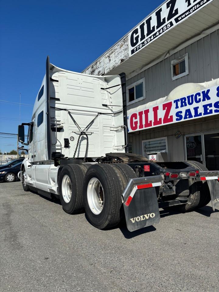 2021 Volvo VNL64T 760 - Photo #4