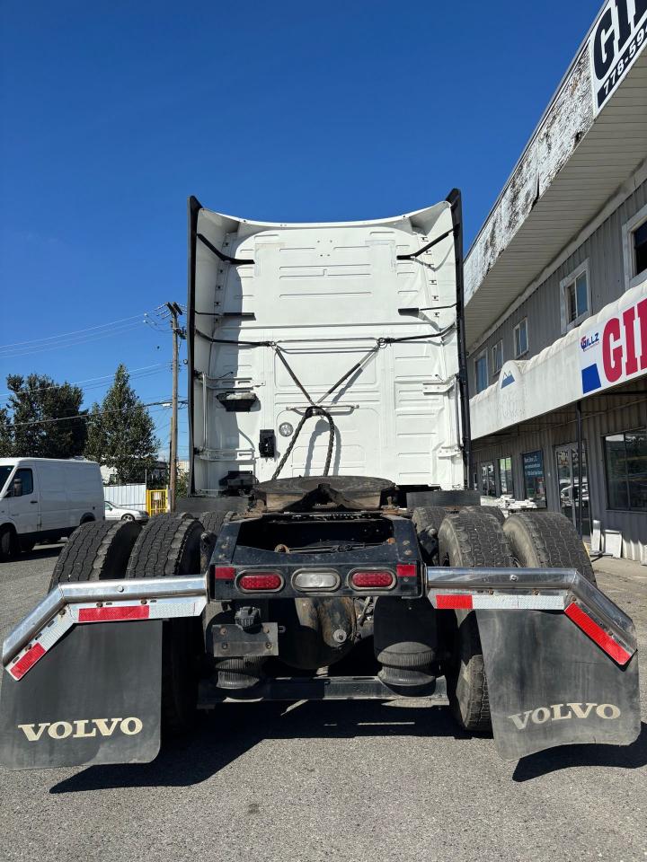 2021 Volvo VNL64T 760 - Photo #5