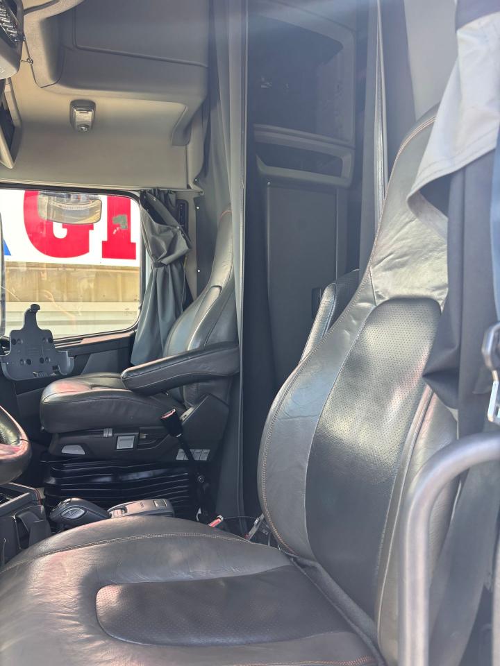 2021 Volvo VNL64T 760 - Photo #6