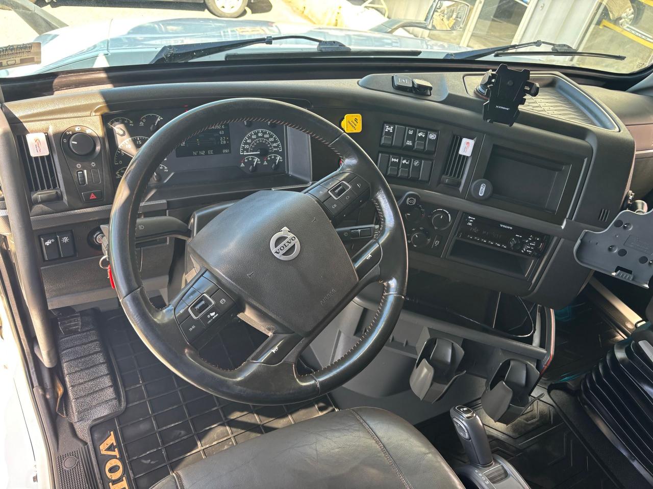 2021 Volvo VNL64T 760 - Photo #8