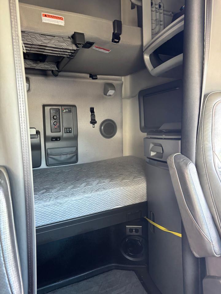 2021 Volvo VNL64T 760 - Photo #9