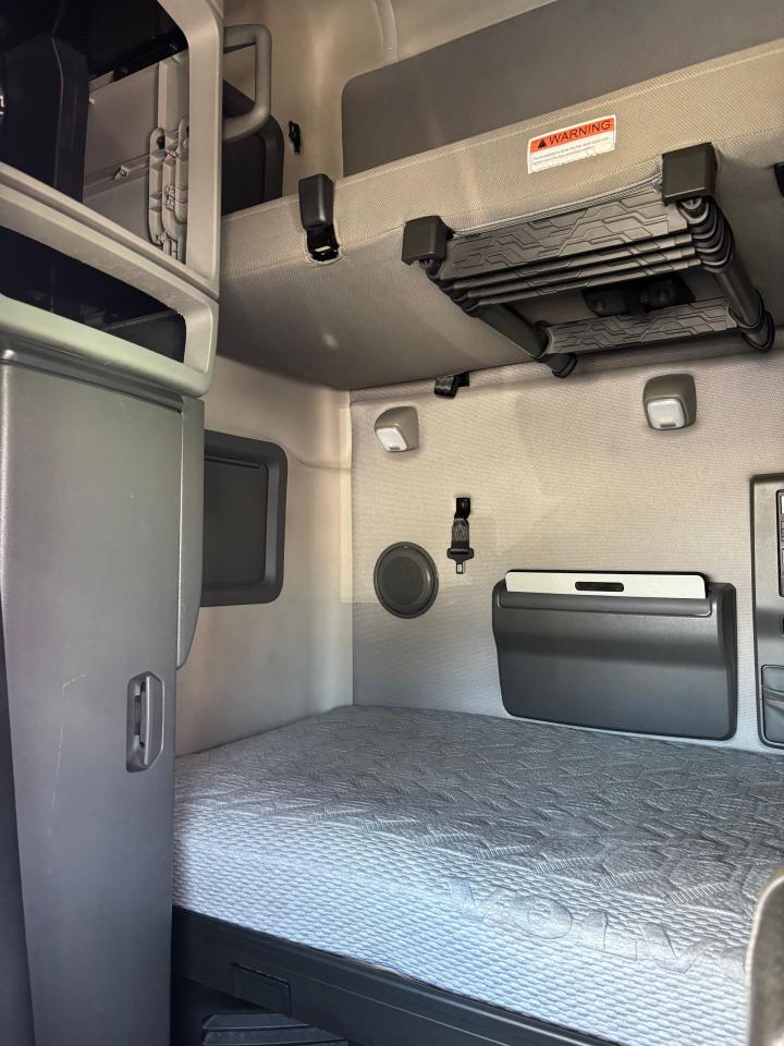 2021 Volvo VNL64T 760 - Photo #10