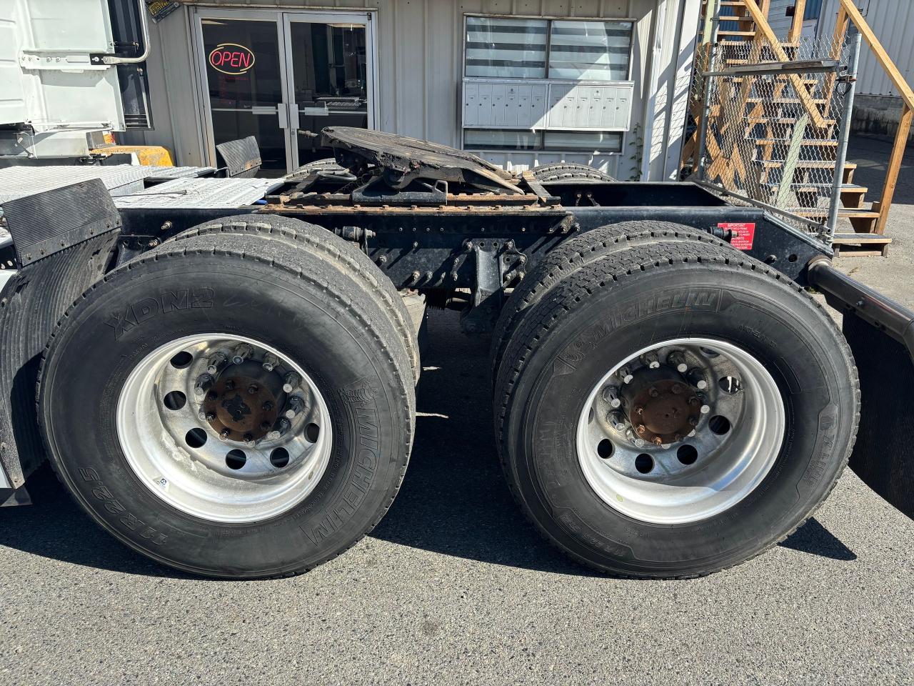2021 Volvo VNL64T 760 - Photo #13