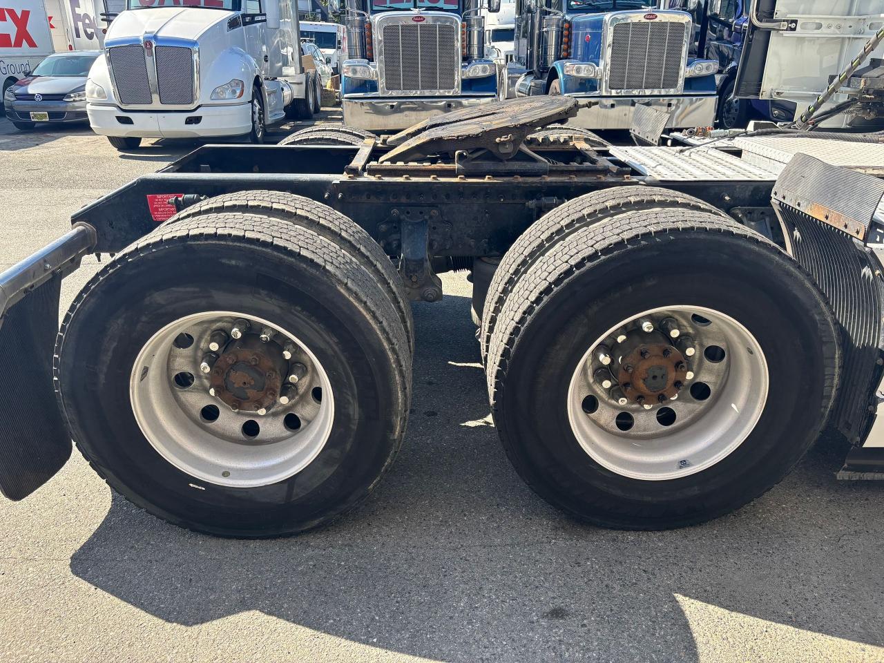 2021 Volvo VNL64T 760 - Photo #14