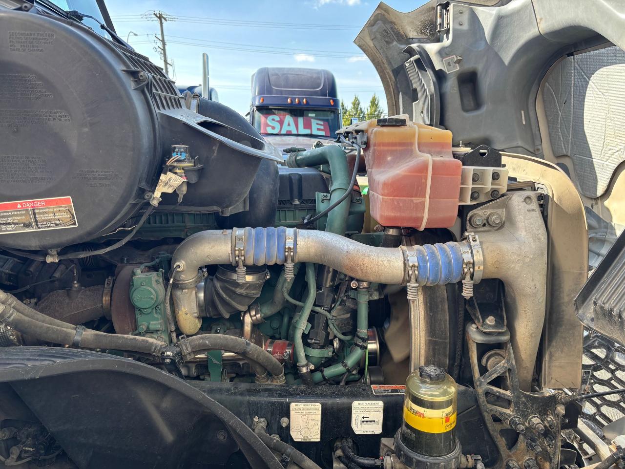 2021 Volvo VNL64T 760 - Photo #15