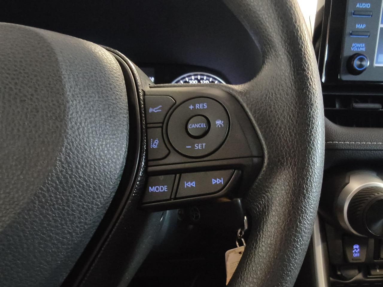 2021 Toyota RAV4 LE Photo0