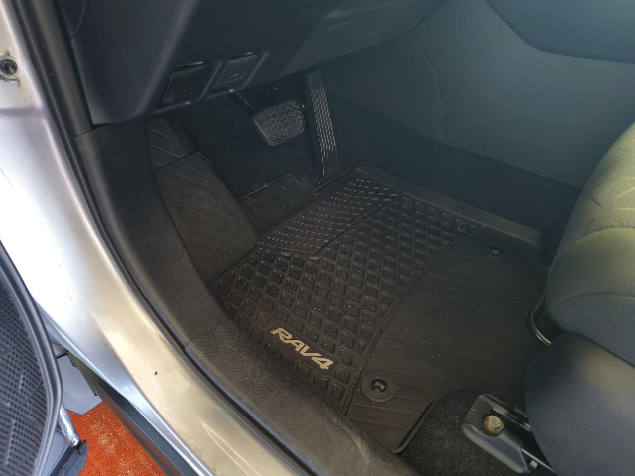 2021 Toyota RAV4 LE Photo0