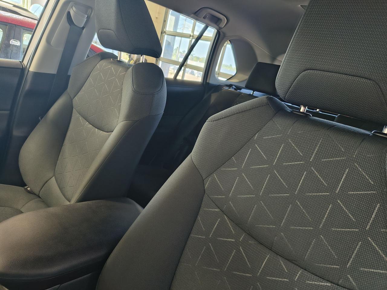 2021 Toyota RAV4 LE Photo0