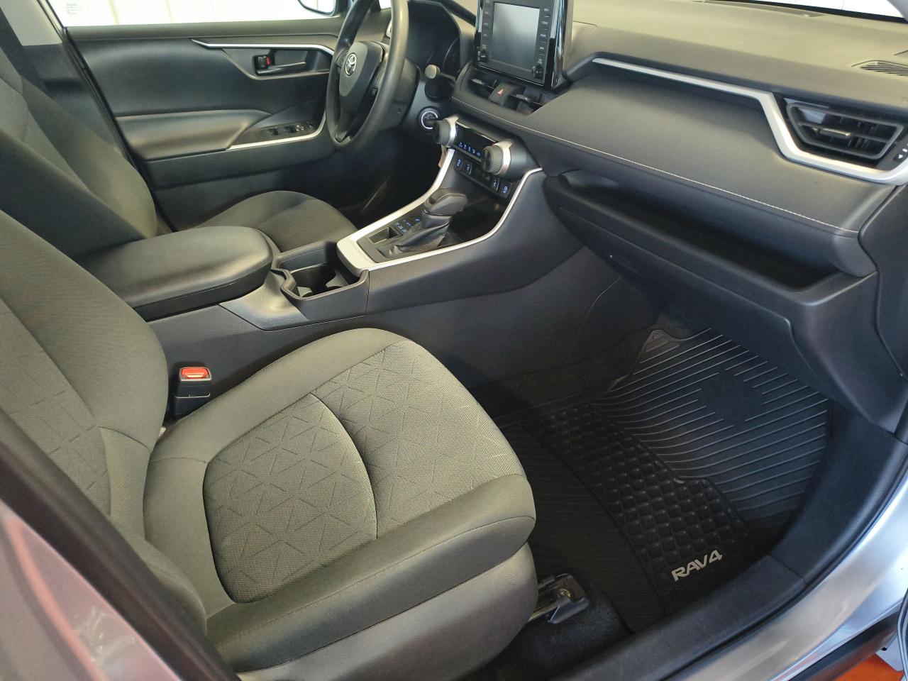 2021 Toyota RAV4 LE Photo0