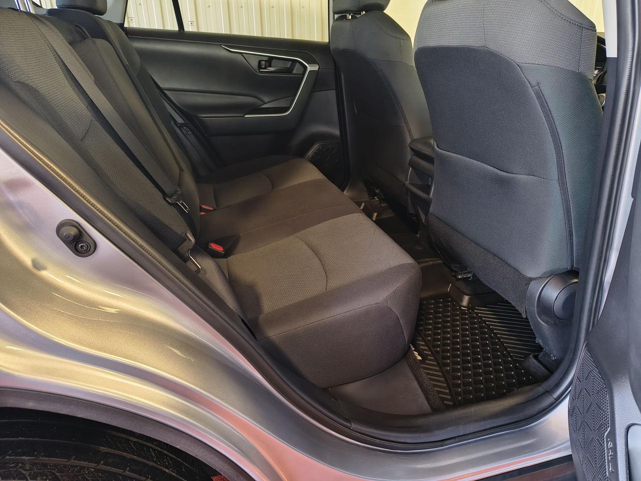 2021 Toyota RAV4 LE Photo0