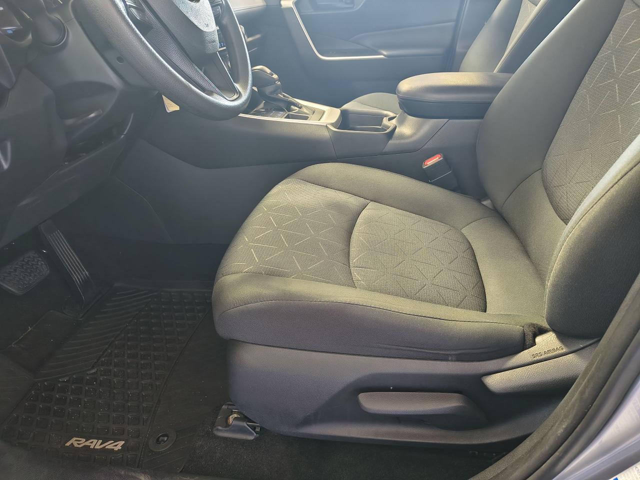 2021 Toyota RAV4 LE Photo0