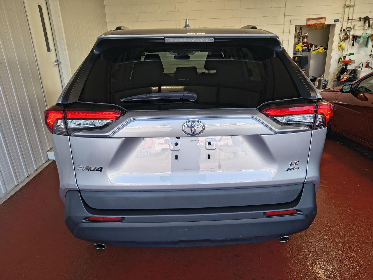 2021 Toyota RAV4 LE Photo0
