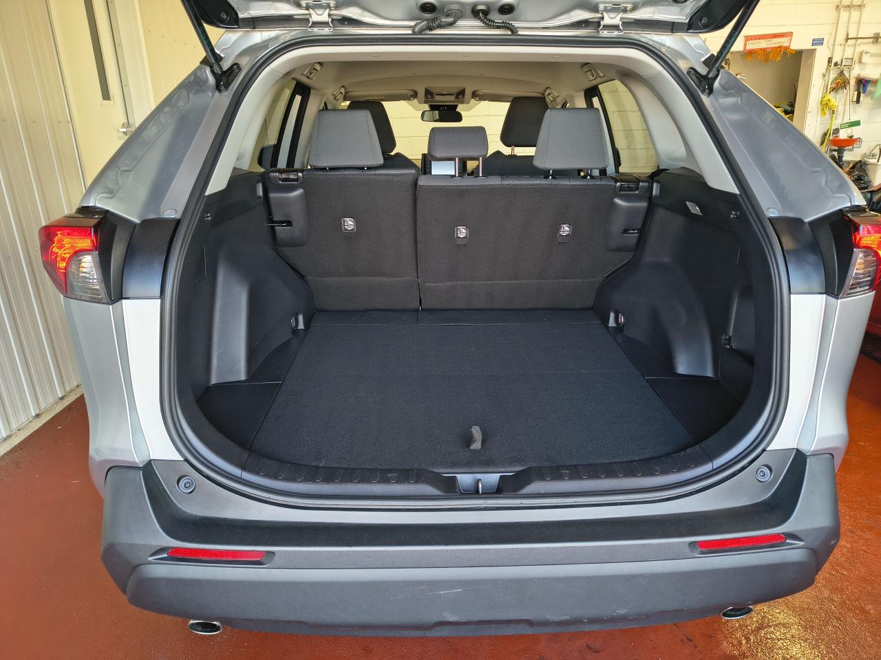 2021 Toyota RAV4 LE Photo0