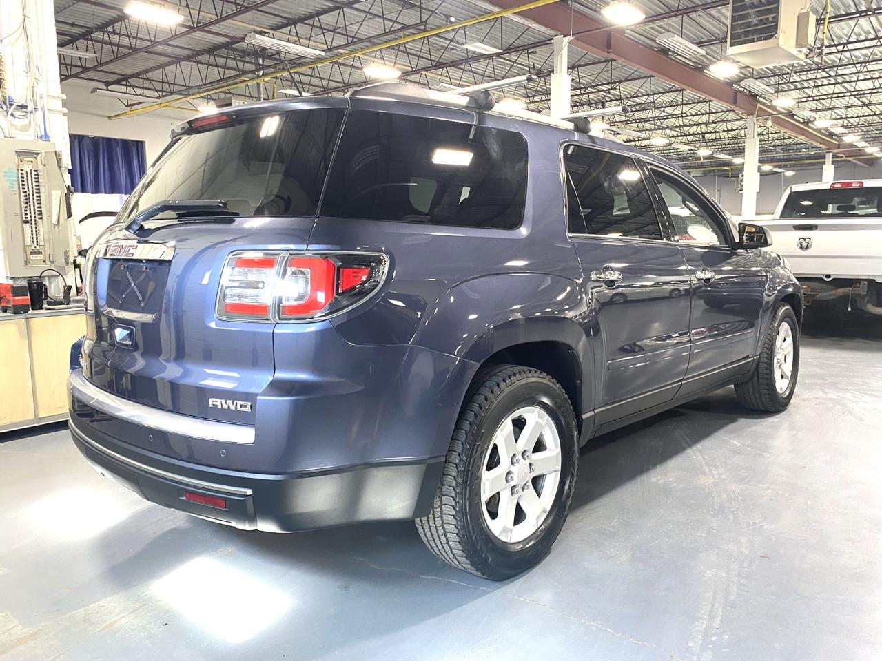 2014 GMC Acadia AWD SLE2- 7 PASS- CLEAN CARFAX Photo4
