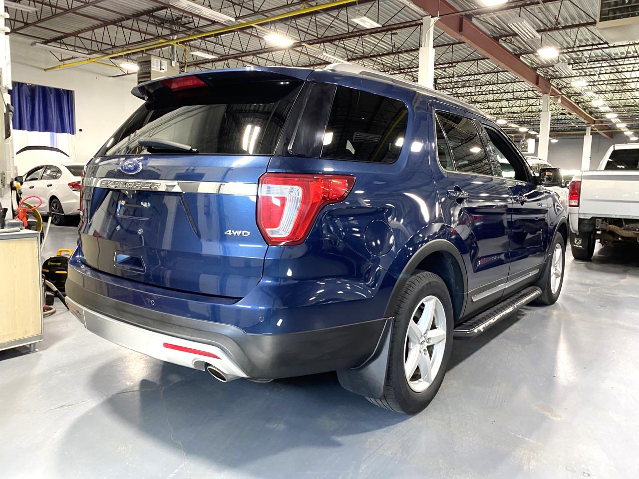 2017 Ford Explorer XLT - Photo #5