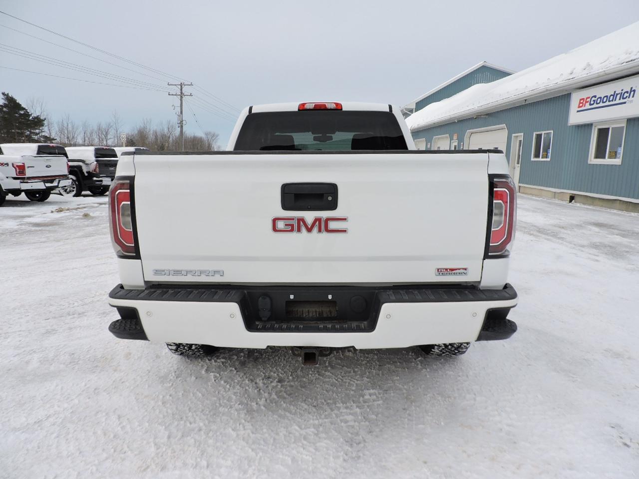 2017 GMC Sierra 1500 SLT 5.3L 4X4 Leather 6 1/2-Foot Box Only 116000 KM Photo
