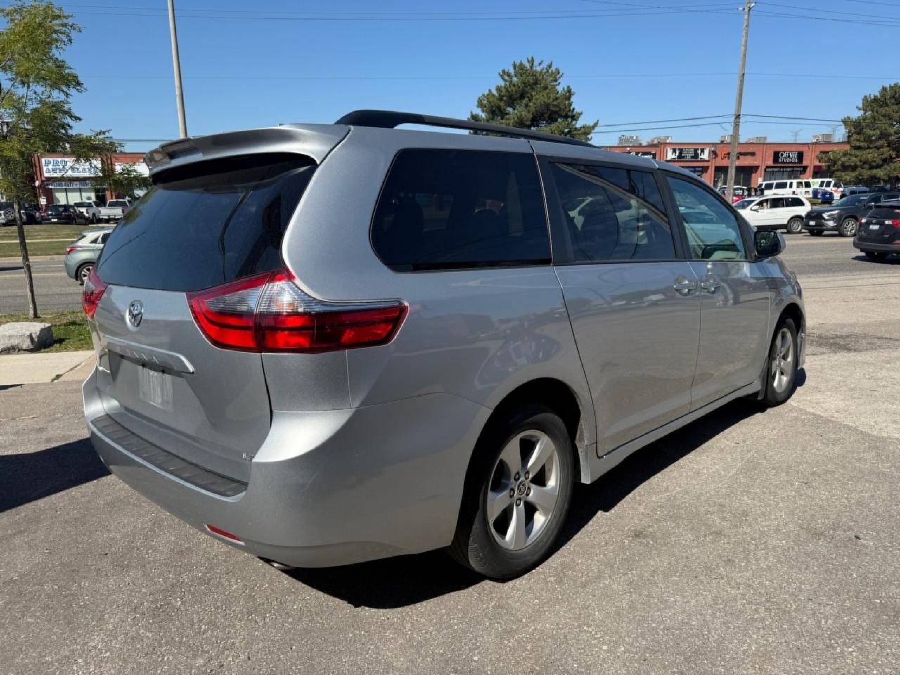 2020 Toyota Sienna LE/ 8-PASSENGER/ REAR CAMERA/ V6 - Photo #3