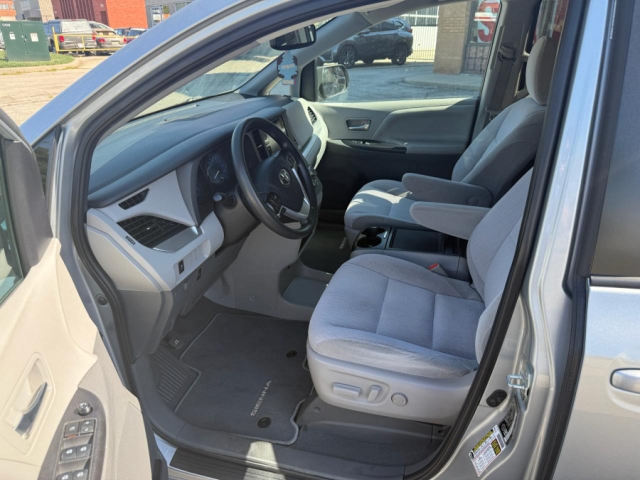 2020 Toyota Sienna LE/ 8-PASSENGER/ REAR CAMERA/ V6 - Photo #9