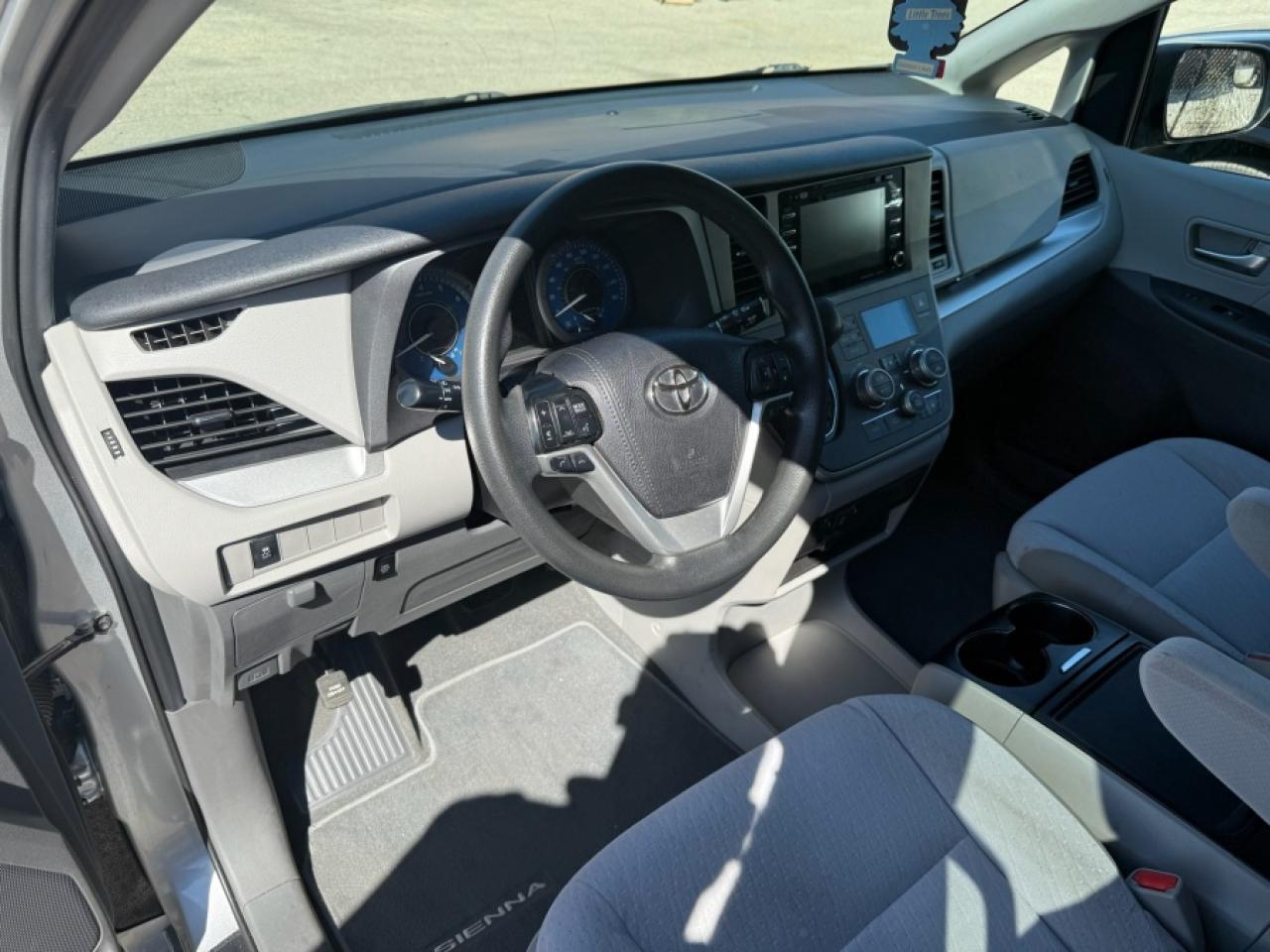 2020 Toyota Sienna LE/ 8-PASSENGER/ REAR CAMERA/ V6 - Photo #10