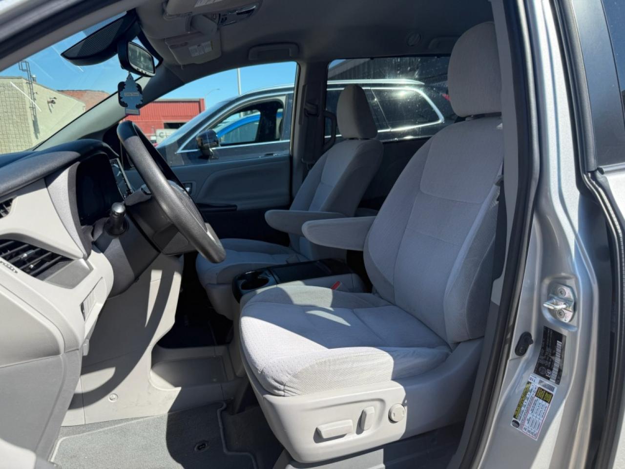 2020 Toyota Sienna LE/ 8-PASSENGER/ REAR CAMERA/ V6 - Photo #11