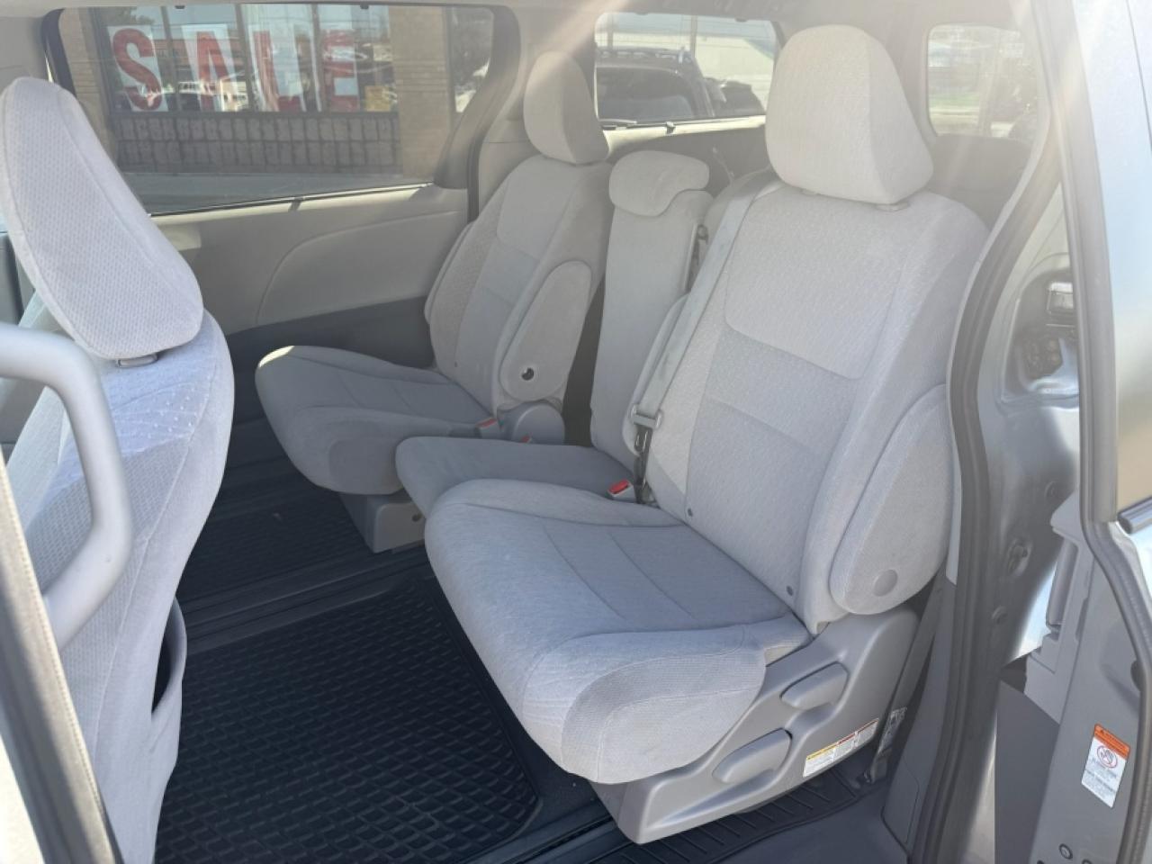 2020 Toyota Sienna LE/ 8-PASSENGER/ REAR CAMERA/ V6 - Photo #14