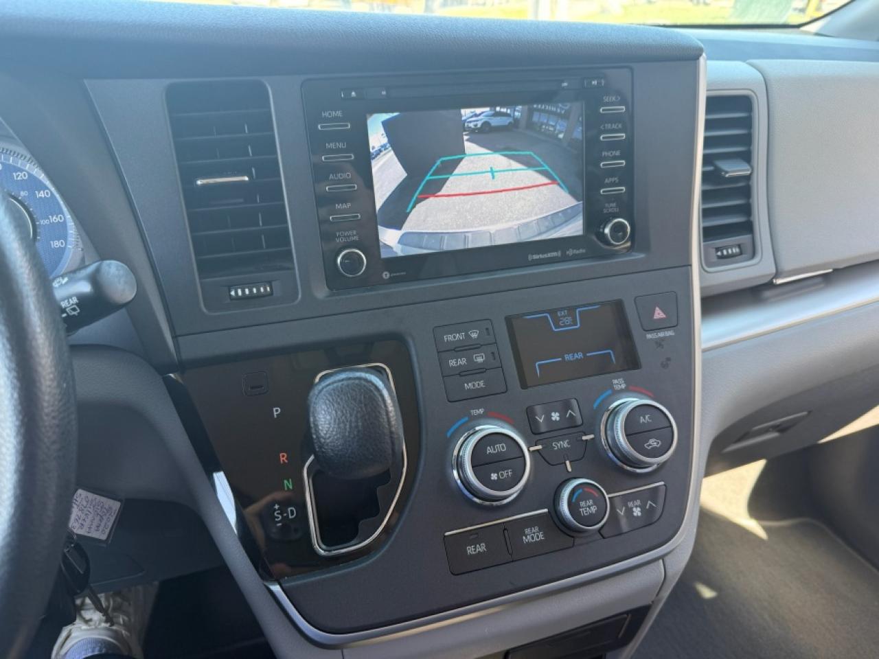 2020 Toyota Sienna LE/ 8-PASSENGER/ REAR CAMERA/ V6 - Photo #16