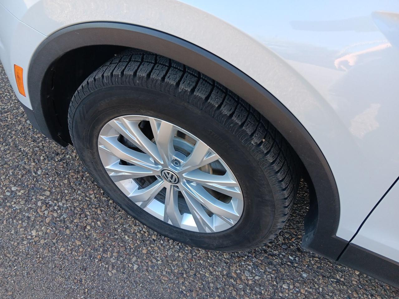 2018 Volkswagen Tiguan Trendline, AWD, Heated Seats, BU Cam - Photo #9