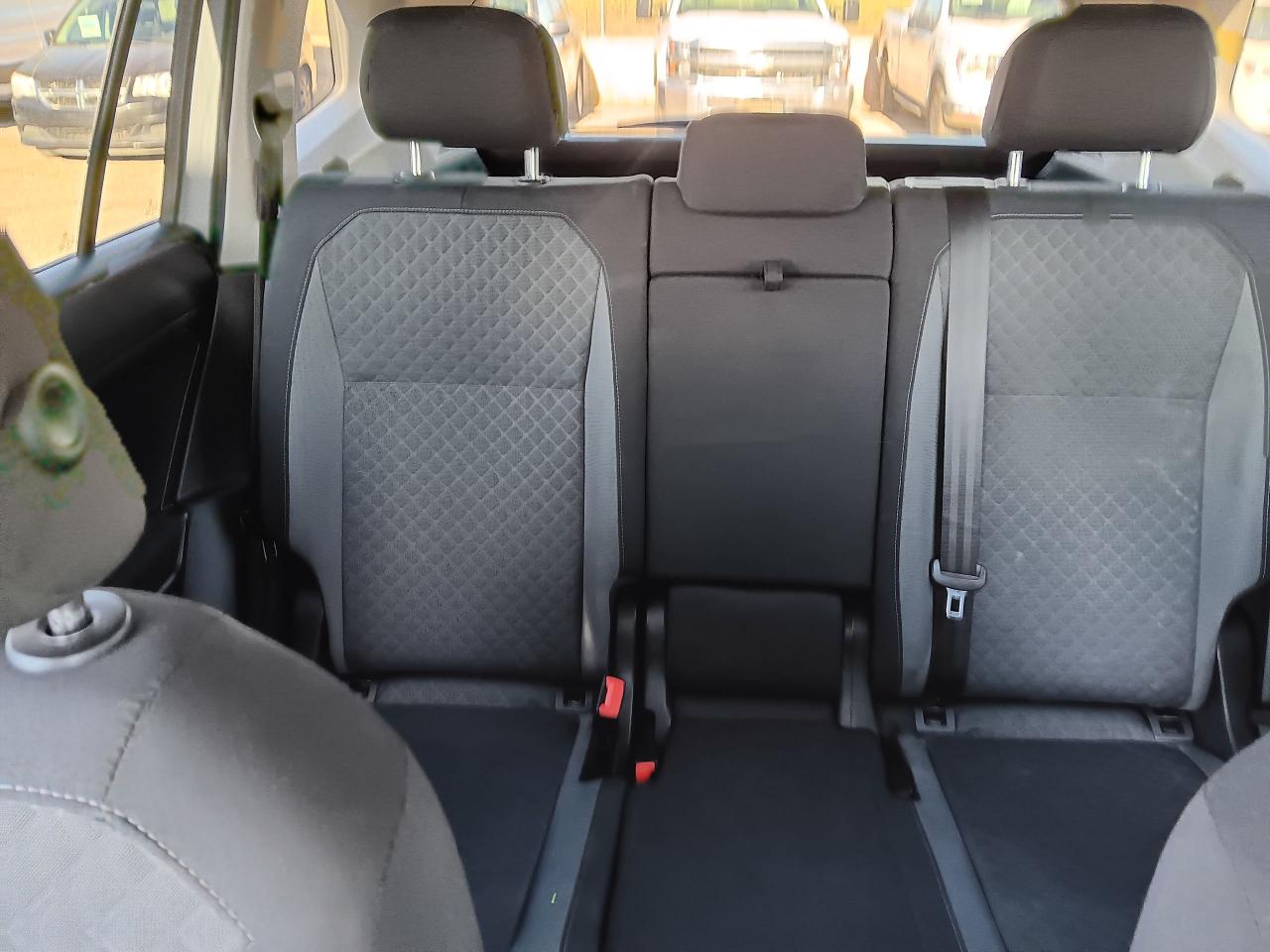 2018 Volkswagen Tiguan Trendline, AWD, Heated Seats, BU Cam - Photo #11