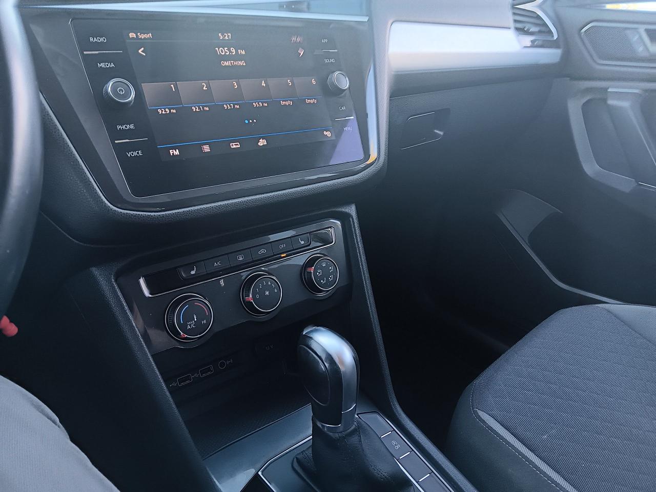 2018 Volkswagen Tiguan Trendline, AWD, Heated Seats, BU Cam - Photo #17
