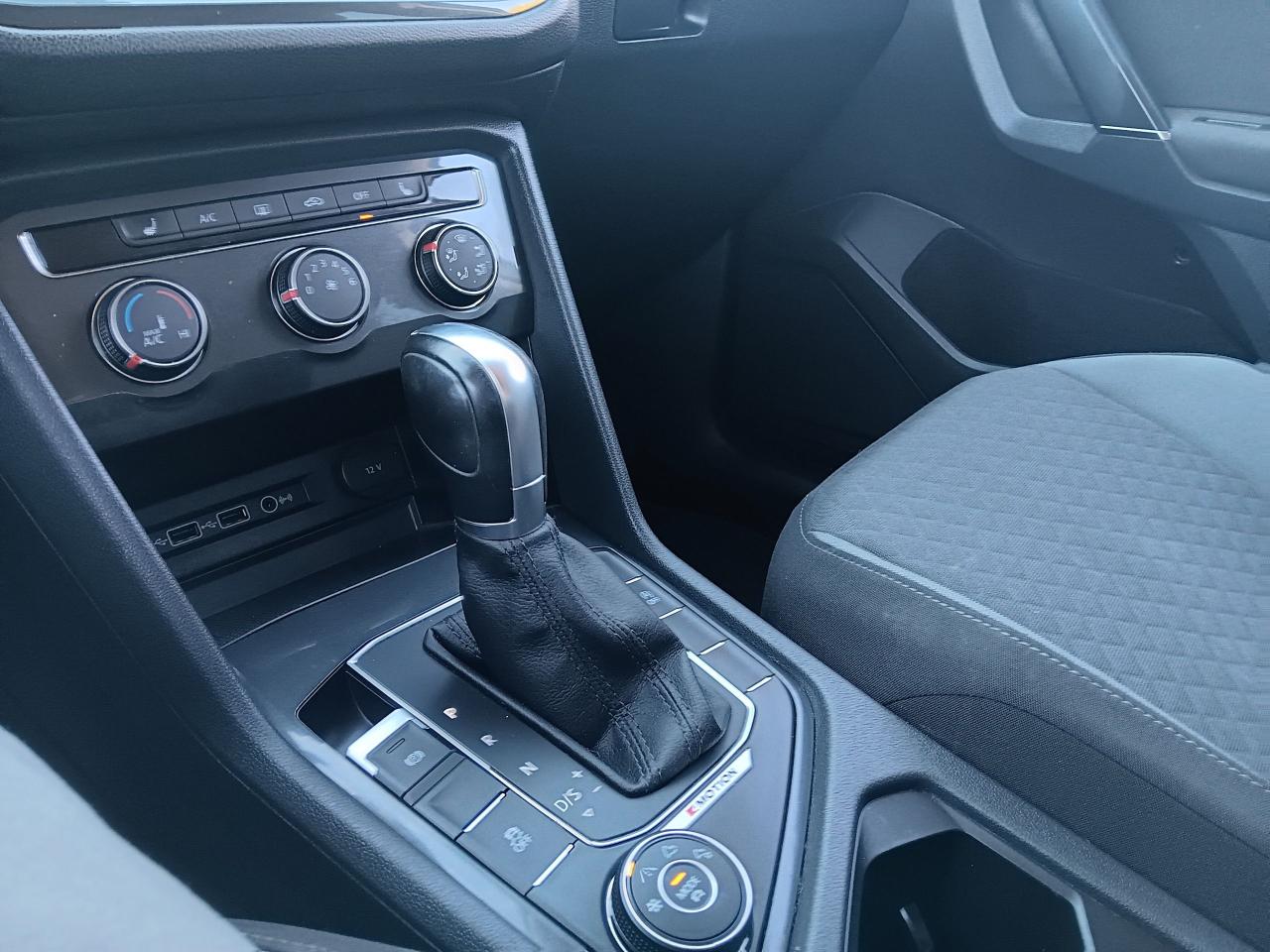 2018 Volkswagen Tiguan Trendline, AWD, Heated Seats, BU Cam - Photo #18