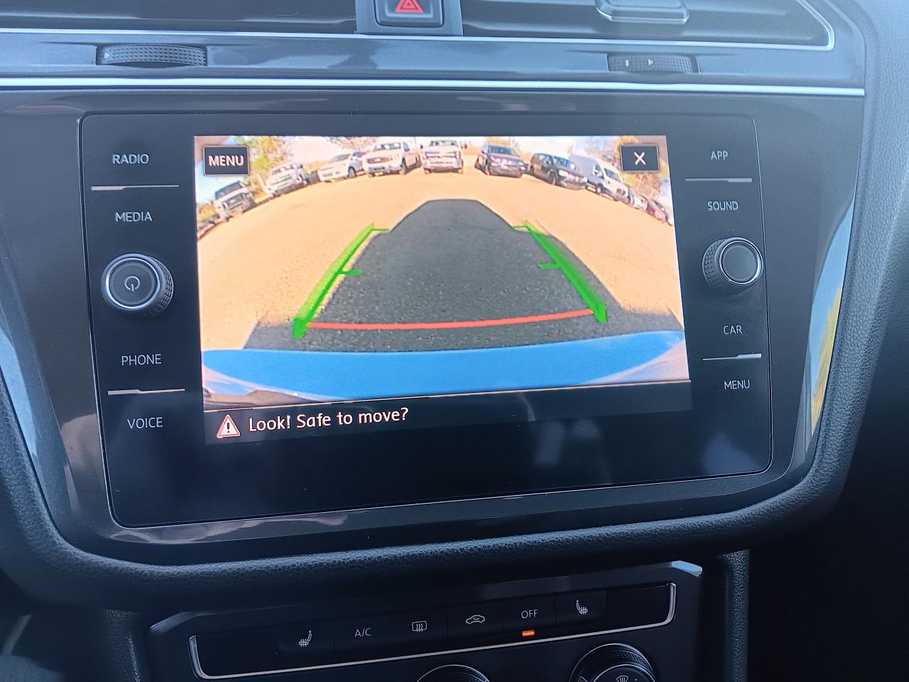 2018 Volkswagen Tiguan Trendline, AWD, Heated Seats, BU Cam - Photo #19