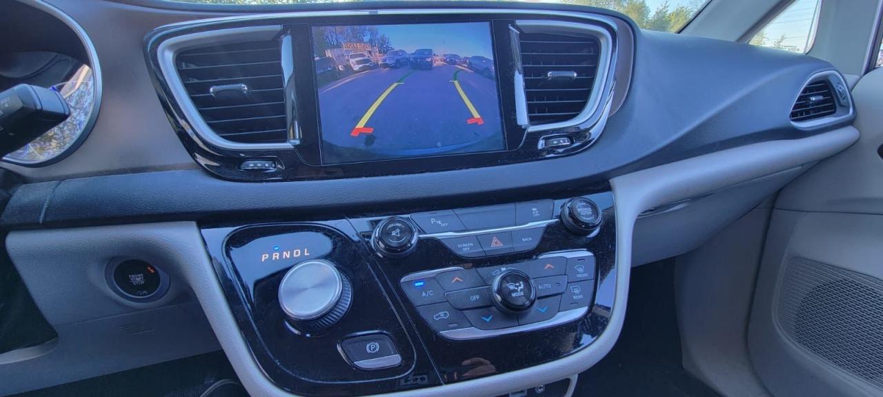 2017 Chrysler Pacifica Touring-L Photo4