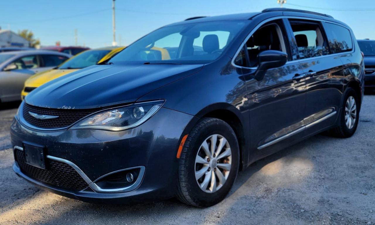 2017 Chrysler Pacifica Touring-L Photo2