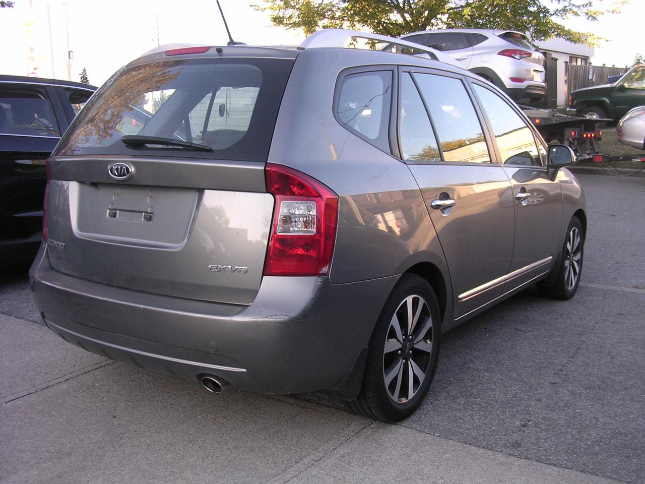 2011 Kia Rondo EX w/3rd Row - Photo #3