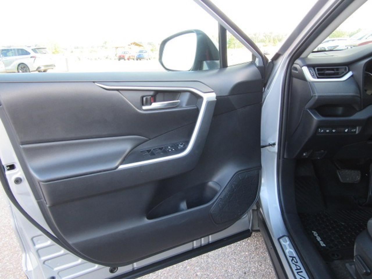 2020 Toyota RAV4 Hybrid XLE Photo