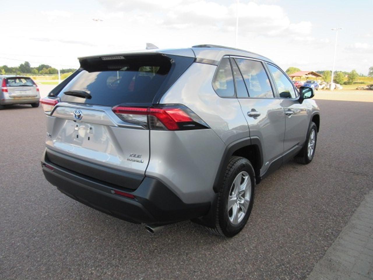 2020 Toyota RAV4 Hybrid XLE Photo
